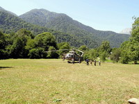 Ф5. Вертолет сел на поляне у хутора Решевие